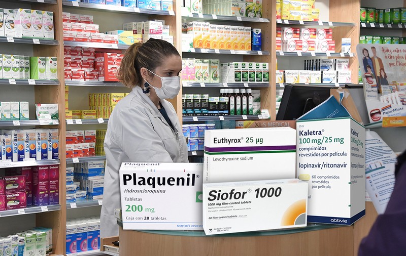 Fuga bolnavilor cronici după medicamentele pe care pandemia le-a scos din farmacii: “E pelerinaj medical în toată țara”