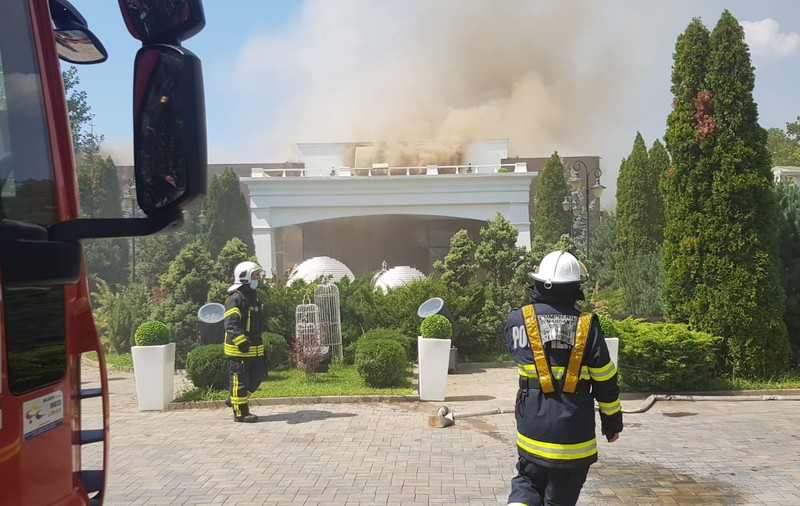 VIDEO | Incendiu în Otopeni. O sală de evenimente de 2.000 de metri pătrați a luat foc