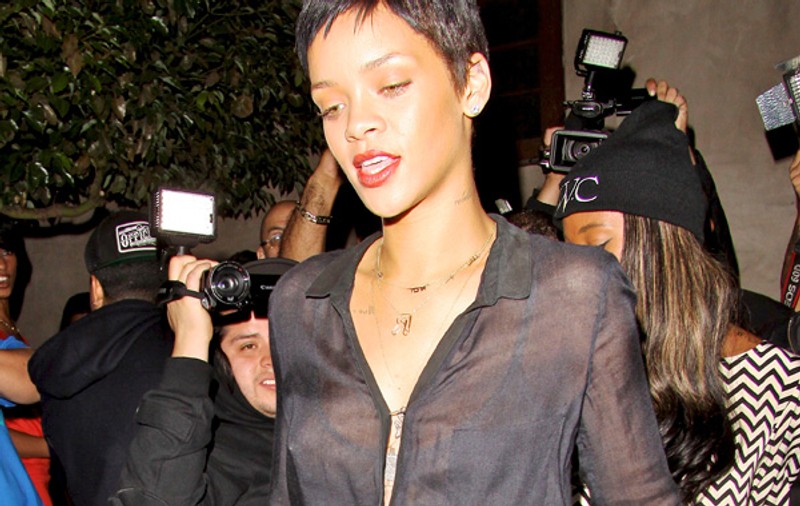 Rihanna primește 8.000.000 $, ca să apese un buton