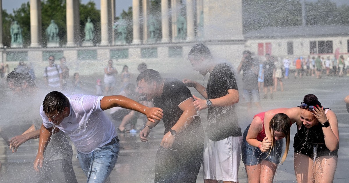 Poliția folosește tunuri cu apă pentru a răcori trecătorii în Piața Eroilor din Budapesta Foto: Profimedia