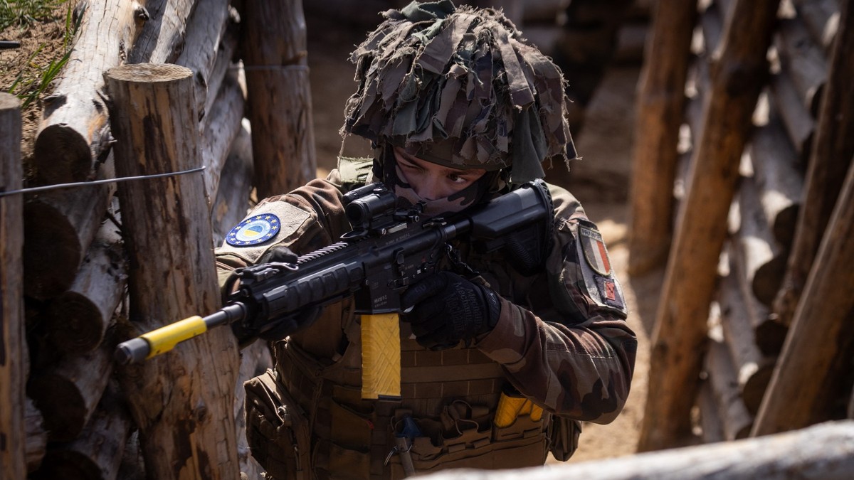Soldat francez surprins în timp ce ține în mâini o armă, în timpul unui antrenament militar cu ucraineni în Polonia, pe 25 aprilie 2025