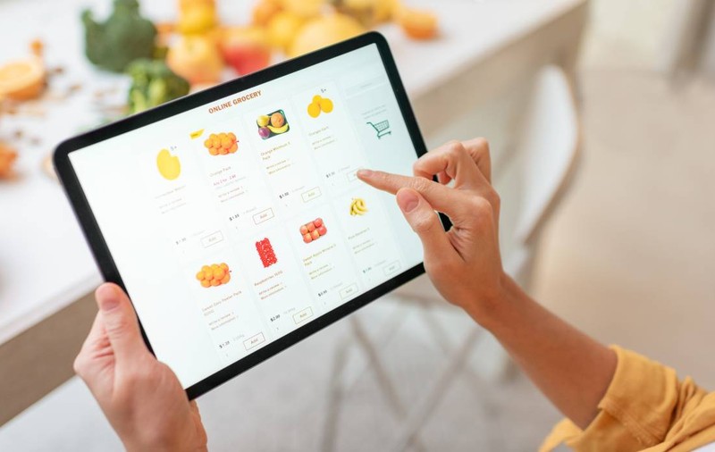 Românii cumpără mai multe alimente de la magazinele online. Ce produse preferă și cât de des comandă lunar