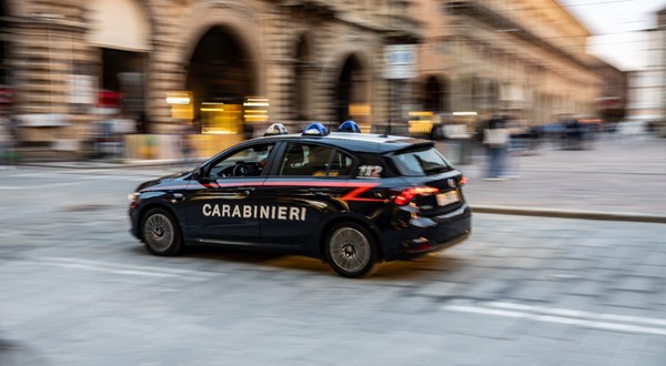 O mașină neagră pe care scrie „carabinieri”