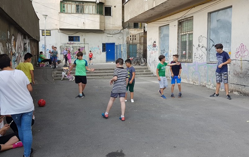 Blocurile din Sectorul 5, pericol pentru trecători. O bucată de tencuială a distrus parbrizul unei mașini