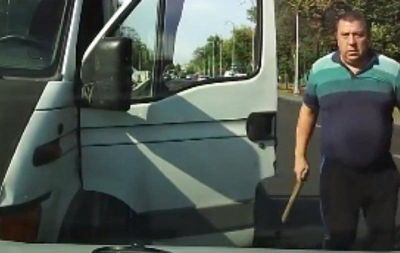 Polițistul care a amenințat cu bâta un șofer în trafic se afla în timpul liber. Agentul nervos mergea pe contrasens și folosea un simplu girofar galben | VIDEO