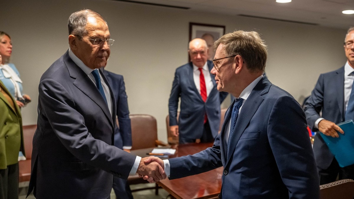 Serghei Lavrov și Johann Wadephul dau mâna înainte de întrevederea în marja Adunării Generale a ONU Sursa foto: Profimedia