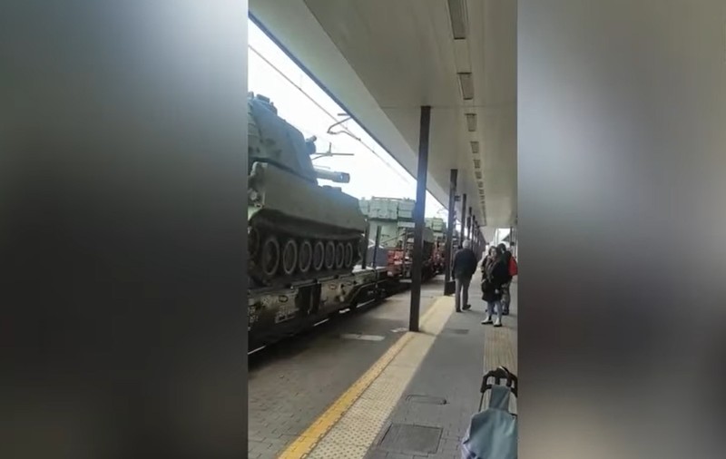 Convoi feroviar cu tancuri pentru Ucraina trece prin Udine - VIDEO