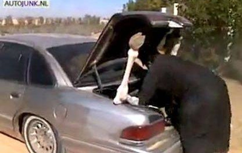 Tupeu de borfaş! I-au furat maşina şi apoi l-au sunat pe păgubaş să-i vândă sculele din portbagaj
