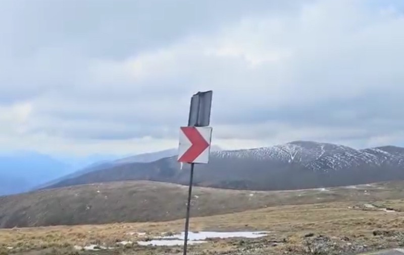 Transalpina ar putea să rămână închisă și după 1 iunie. Rafale de peste 100 km/oră au distrus indicatoarele abia montate