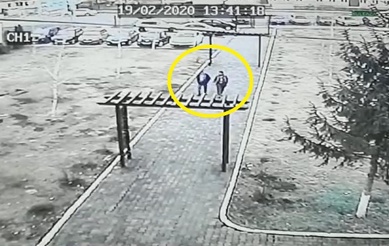 Italianul cu coronavirus, surprins de camerele video în comuna Bîlteni, a doua zi după ce a venit în România