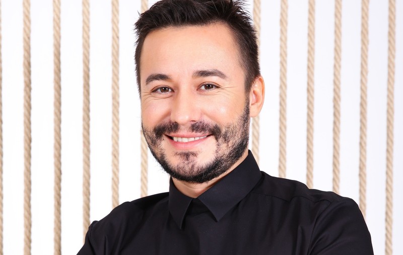 Adrian Perjovschi organizează cel mai lung eveniment live de hair-styling din România