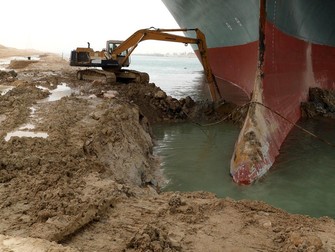Imaginile care au surprins eforturile de deblocare a navei eșuate în Canalul Suez nu au oferit mari speranțe comentatorilor FOTO: EPA