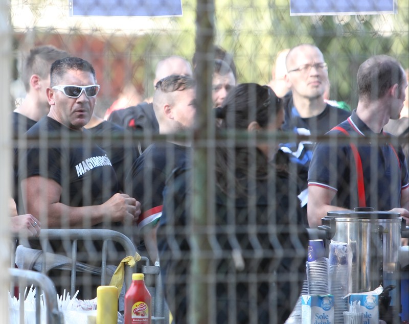 GALERIE FOTO / Suporterii maghiari sunt păziţi de poliţişti, la fan-zone-ul de la Electroaparataj