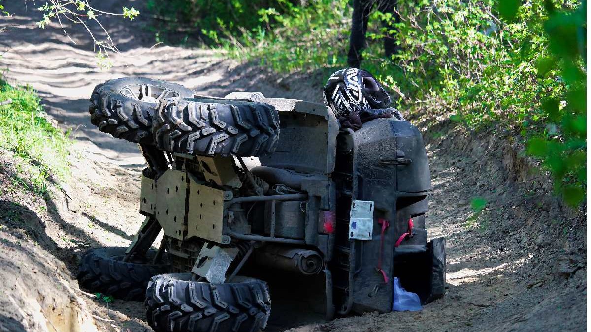 ATV răsturnat accidental pe o parte