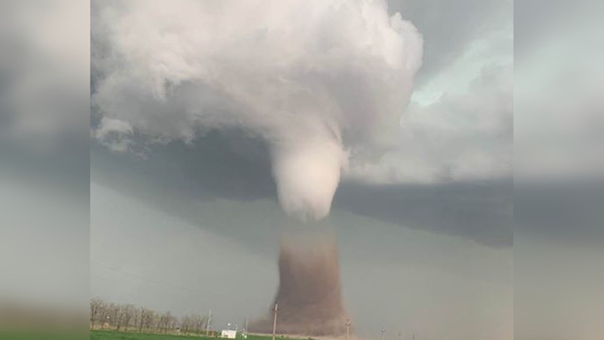 Tornadă filmată în localitatea Drajna, județul CălărașiTornadă filmată în localitatea Drajna, județul Călărași