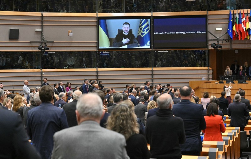 Zelenski, la 1.000 de zile de război: Rusia va primi 100.000 de soldați nord-coreeni, dar „Putin poate fi învins dacă îi iei banii și puterea”. Critici la adresa lui Scholz