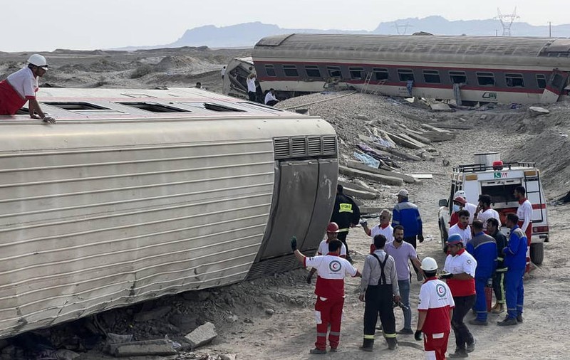 Cel puțin 17 persoane au murit și 50 sunt rănite, după ce un tren s-a ciocnit de un excavator pe șine și a deraiat, în Iran