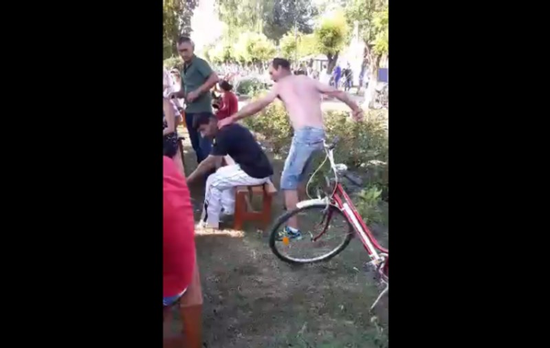 Bătaie transmisă live pe Facebook. Filmul a devenit viral VIDEO