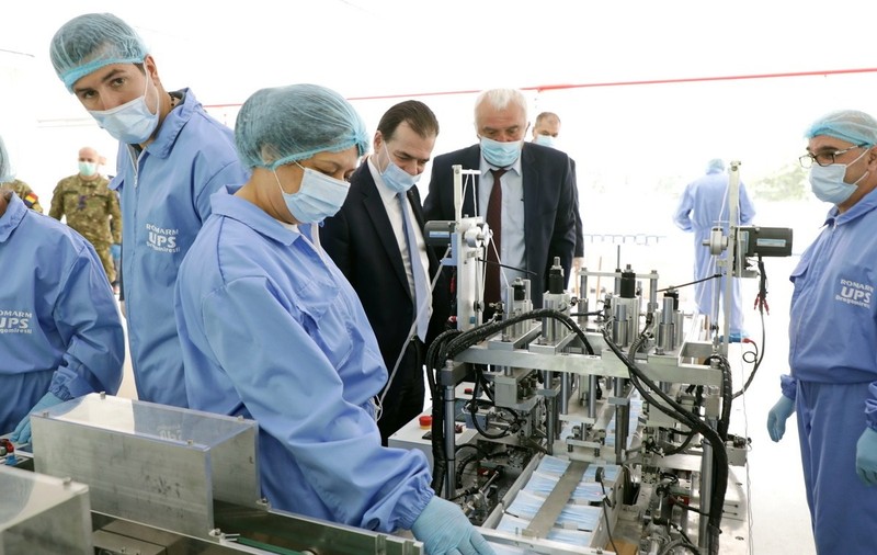 Doar 60.000 măști au fost distribuite din cele produse de utilajul de 1.000.000 euro, inaugurat cu mare fast de Orban. De ce s-au livrat numai 1,6% din total