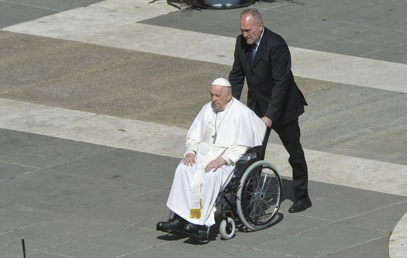 Papa Francisc a primit un scaun cu rotile mai ușor. „A trebuit să lucrăm la nevoi şi cerinţe specifice”