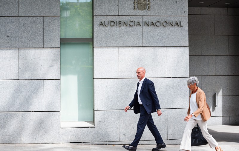 Ordin de restricție pentru fostul șef al Federației Spaniole. Luis Rubiales nu mai are voie să se apropie de jucătoarea pe care a sărutat-o