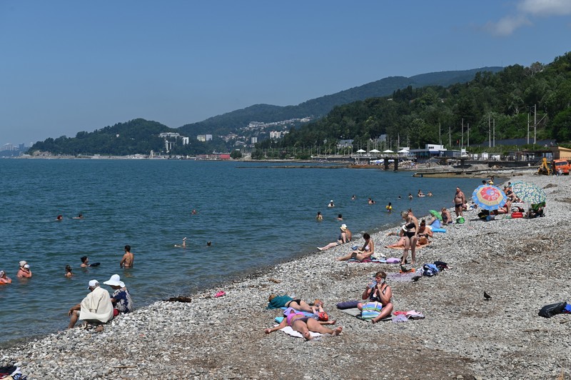 Plaja din stațiunea Soci, oraș situat în partea de vest a Federației Ruse, pe litoralul estic al Mării Negre. În perioada verii, temperaturile sunt undeva între 25 și 28 de grade Celsius.