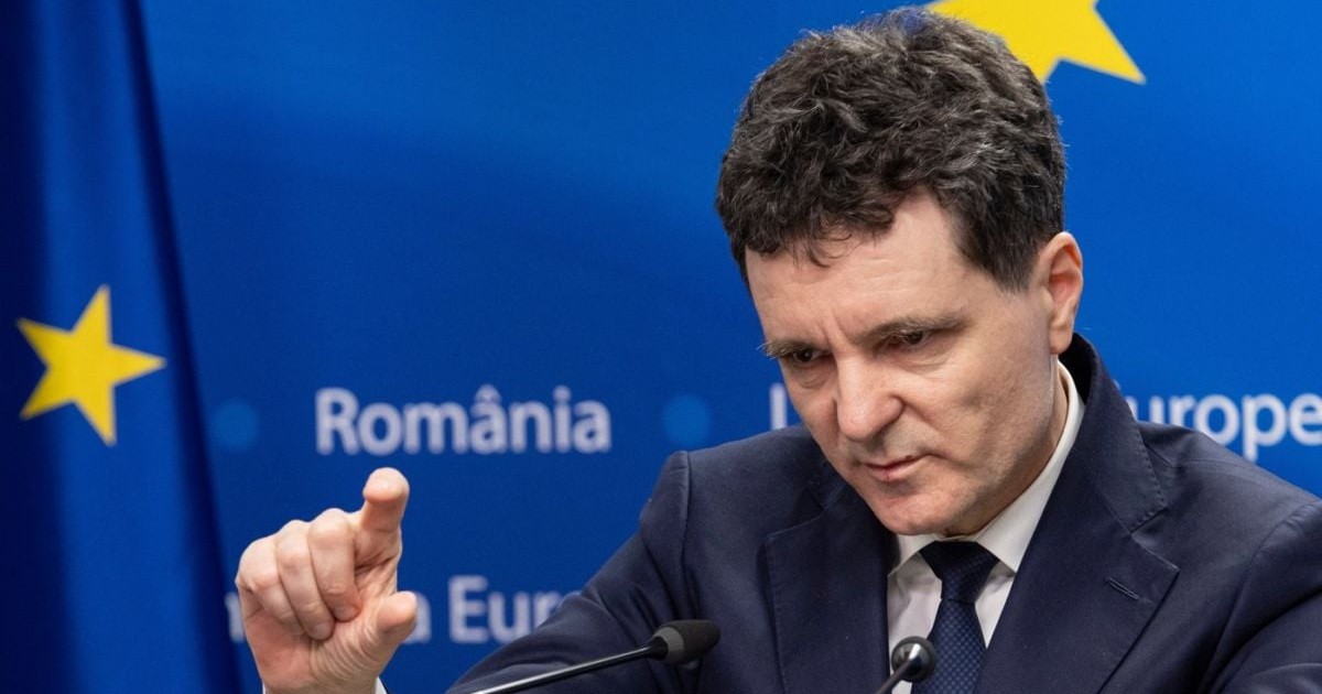 Nicușor Dan vorbește în cadrul unei conferințe de presă explicând cu mâna dreaptă, Bruxelles, Belgia 20 martie 2026