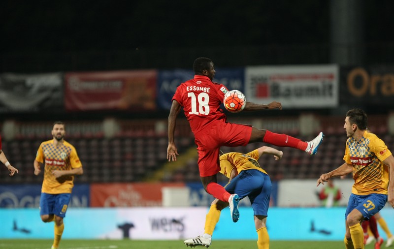 Liga I. Dinamo - Petrolul 2-0. Essombe, debut cu gol. "Bizonul" Gnohere a recidivat şi şi-a arătat muşchii. ^1-1 la penalty-uri neacordate / FOTO