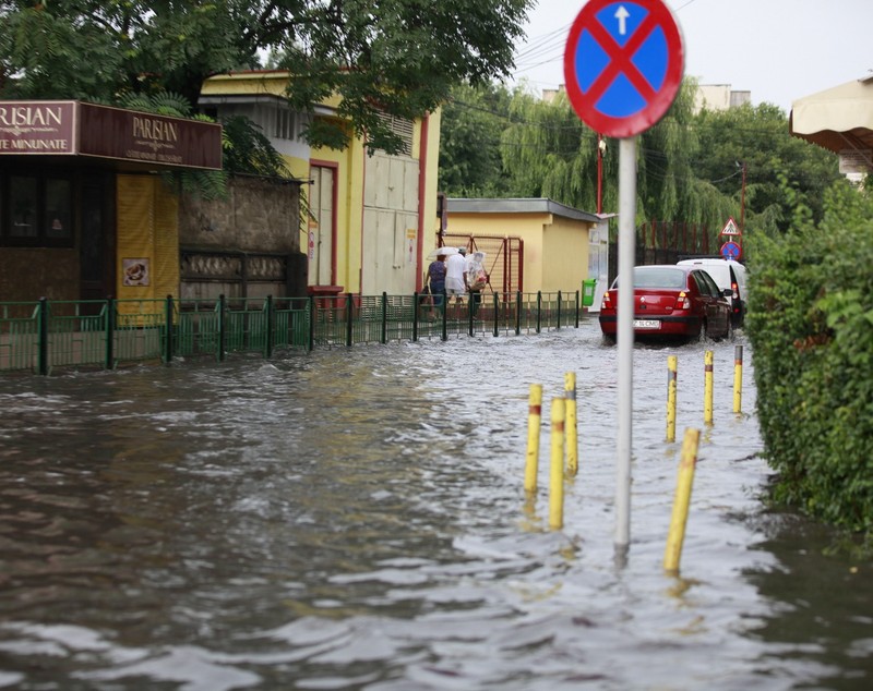 FOTO&VIDEO/ Inundații în municipiul Buzău, din cauza unei ploi torențiale care a durat o oră și jumătate