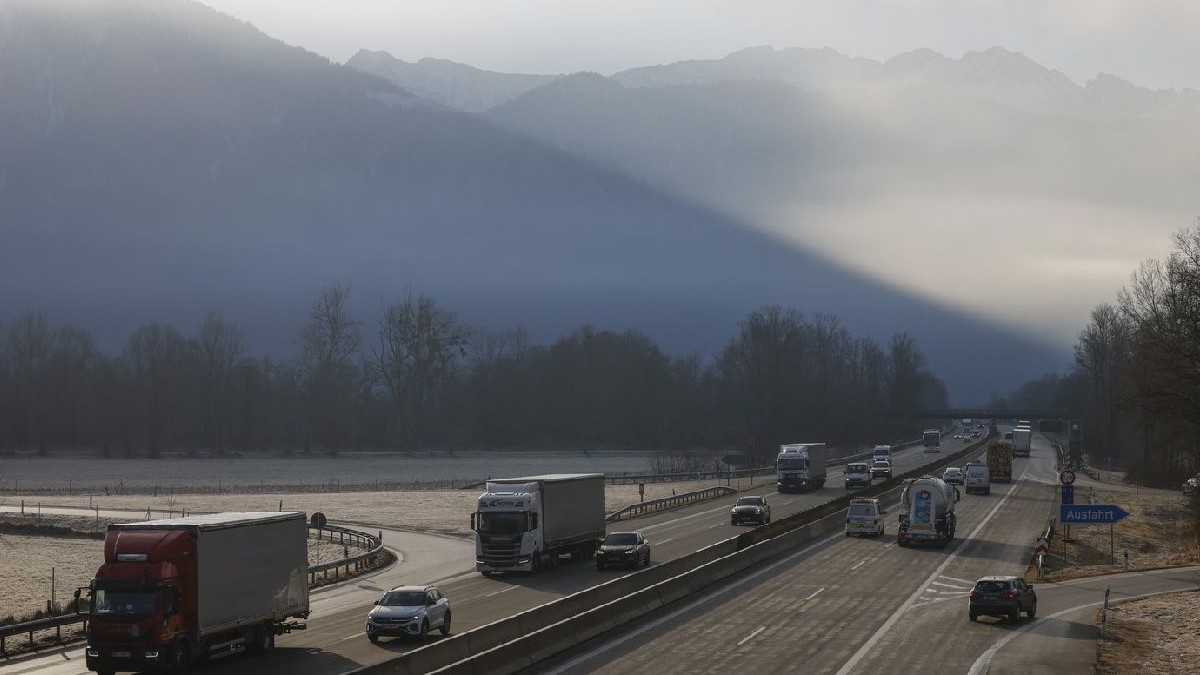 Mașini și camioane care sosesc din Austria trec pe A93 aproape de ieșirea de pe autostradă din Oberaudorf, în sudul Germaniei, pe 6 februarie 2025.