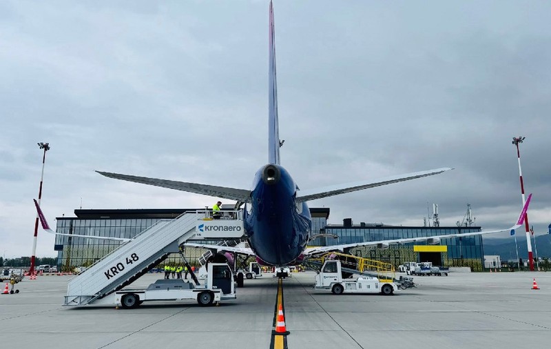 Un avion plin de italieni aterizează la Brașov și transformă orașul în destinație „corporate”