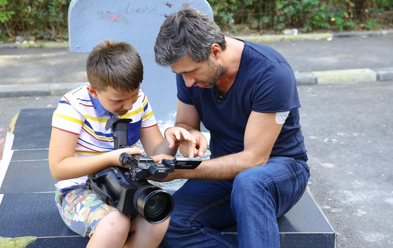 Povestea emoționantă a lui Alexandru, un băiețel care suferă de autism și ADHD. Are 9 ani și este crescut doar de mama lui