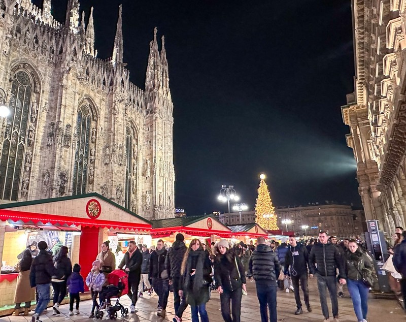 Târgul de Crăciun de la Milano, „stăpânit” de Tina și Milo, mascotele Olimpiadei de Iarnă 2026. Cât costă un pahar de vin fiert, o porție de street-food sau brânzeturile italienești