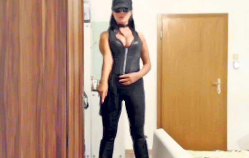 Moculeasca încinge bărbaţii în ţinuta Angelinei! Şi-a cumpărat un costum din piele din banii câştigaţi la videochat