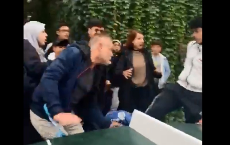 Un profesor și un elev s-au luat la bătaie, într-un liceu din Berlin, după ce alt adolescent fluturase steagul palestinian
