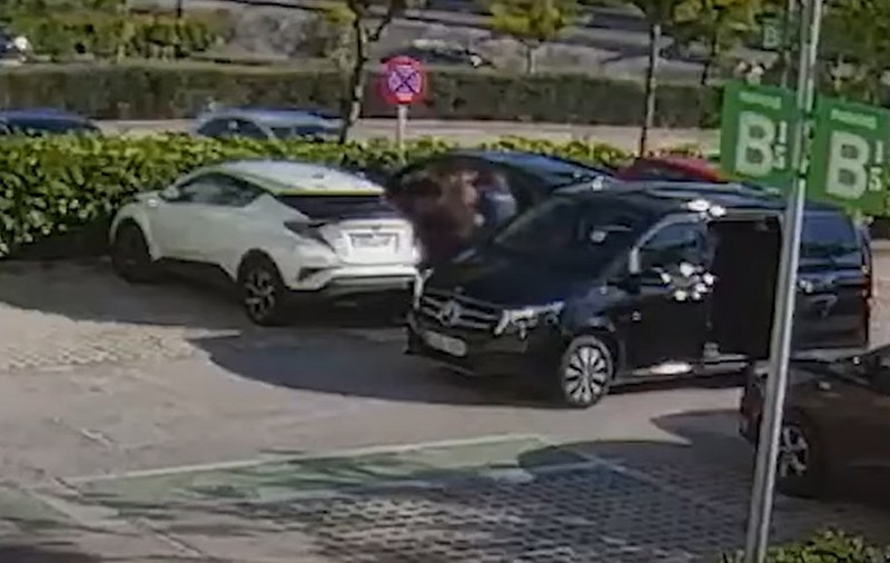 Român deghizat în polițist, filmat în timp ce răpește, împreună cu mafioți ruși, doi milionari. Totul s-a întâmplat într-o parcare din Spania