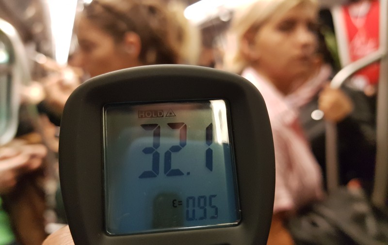 VIDEO | De la 7 grade afară la 32 de grade în metrou! Metrorex ține peste o jumătate de milion de oameni în condiții de Sahara!