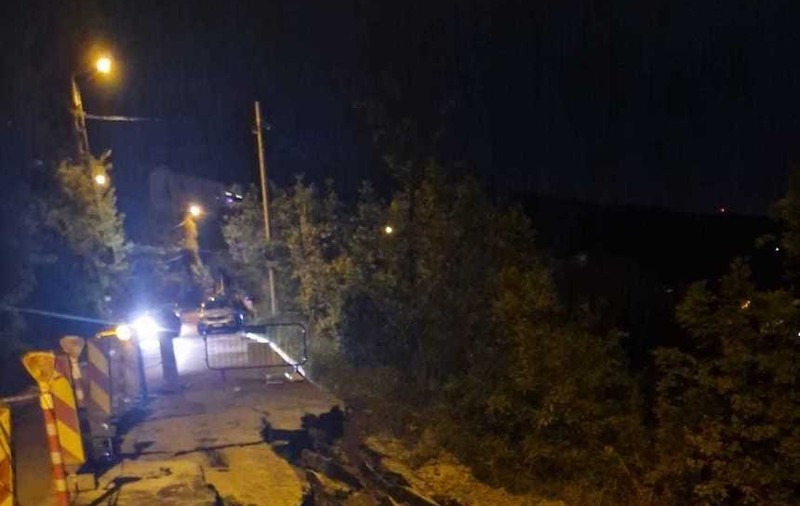 Alunecare de teren pe o stradă din Cluj: zona este monitorizată după ce o bandă de circulație a fost afectată pe o lungime de 20 de metri