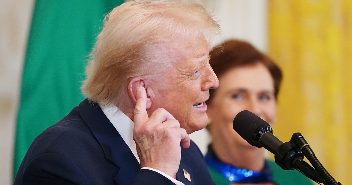 Donald Trump, suspectat că folosește machiaj pentru a acoperi vânătaia de pe mâna dreaptă. Foto: Profimedia
