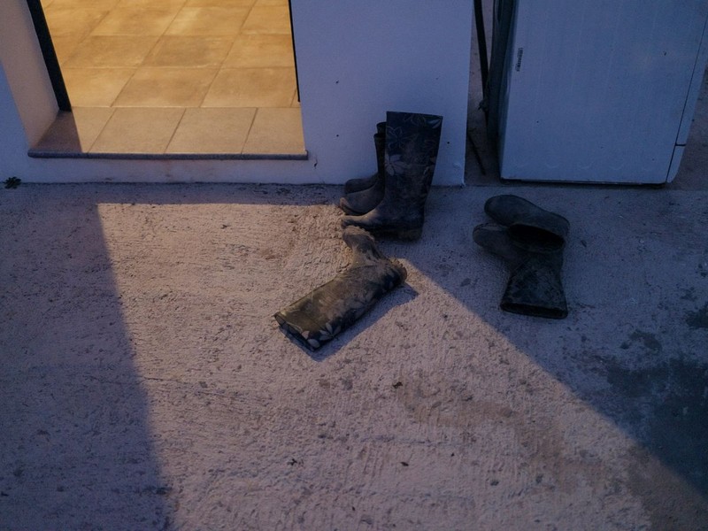 Cizme în fața cazărilor în care stau româncele în Palos de la Frontera