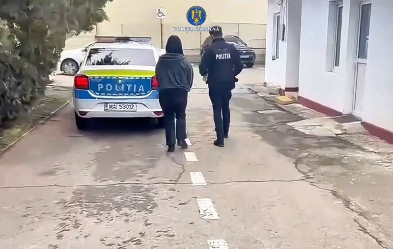 Adolescentă de 15 ani, bătută şi înţepată cu un briceag de ex şi fosta iubită a acestuia, într-un parc din Ploiești