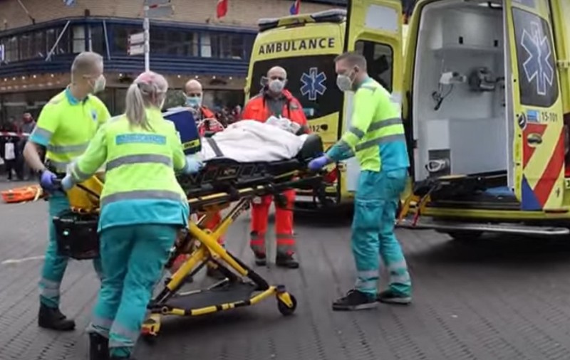 VIDEO | Atac sângeros în Olanda. Două persoane au fost înjunghiate într-un supermarket din Haga