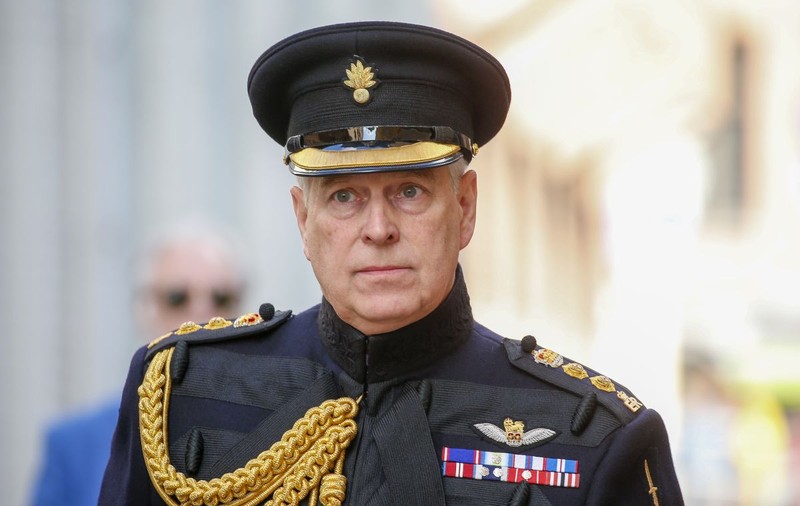 Regina Elisabeta i-a retras Prințului Andrew, acuzat de agresiuni sexuale, titlul regal și distincțiile militare