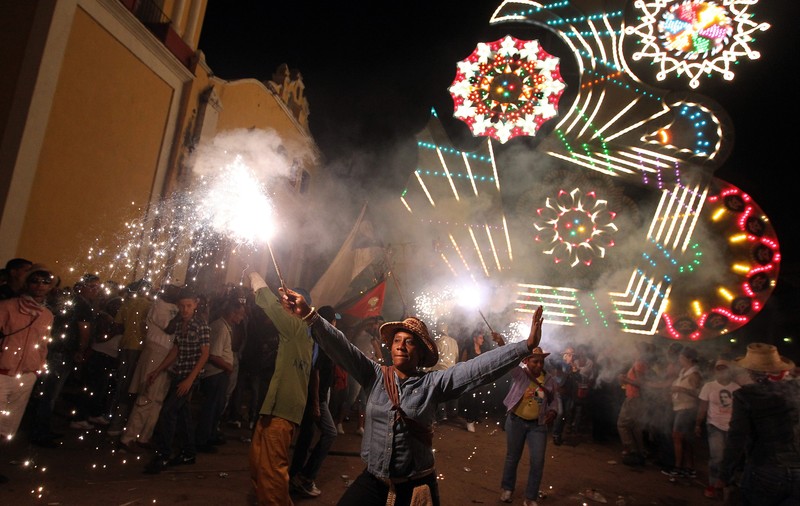 VIDEO | Zeci de persoane au fost rănite de un foc de artificii