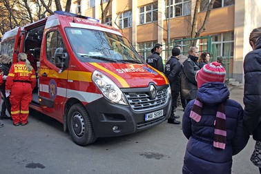 Pompieri intervin pentru evacuarea elevilor și evaluarea situației la Școala 133, acolo unde mai mulți elevi au acuzat stări de rău, în București, 21 ianuarie 2020. Inquam Photos / Octav Ganea