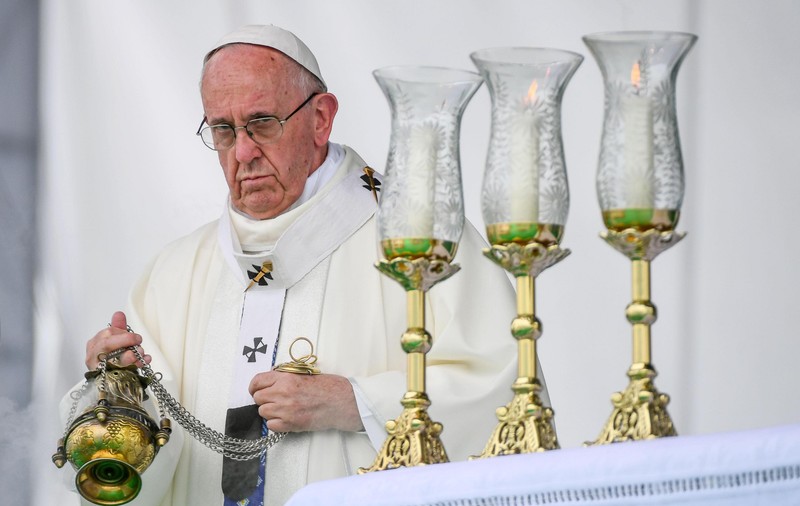 Papa Francisc nu mai vrea țigări la Vatican. Ce decizie a luat Suveranul Pontif