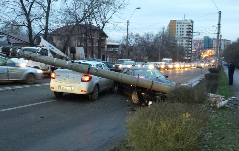 Scandal în trafic! Un stâlp a căzut peste două maşini! VIDEO