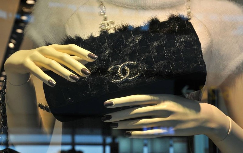 O angajată a fost concediată după ce 383 de genți Chanel au fost distruse într-o fabrică din Italia. Tribunalul a obligat compania să o reangajeze și să îi plătească 13.000 de euro