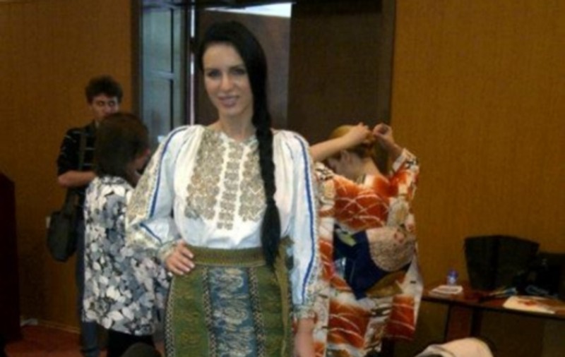 Cristina Roman, aşa cum nu ai mai văzut-o! Află pentru cine a defilat în costum popular | FOTO
