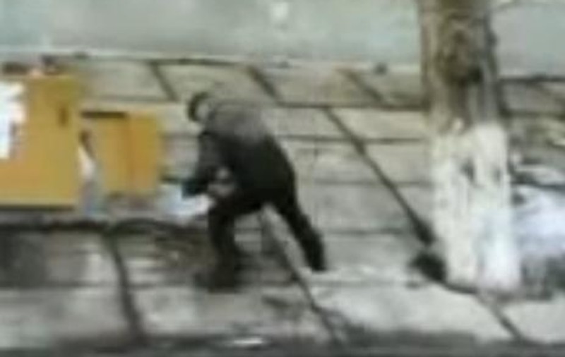 Mai BEAT nu se poate! Sau trotuarul e al naibii de oblic? Oricum, căzătura nu se mai termină! | VIDEO DEMENŢIAL